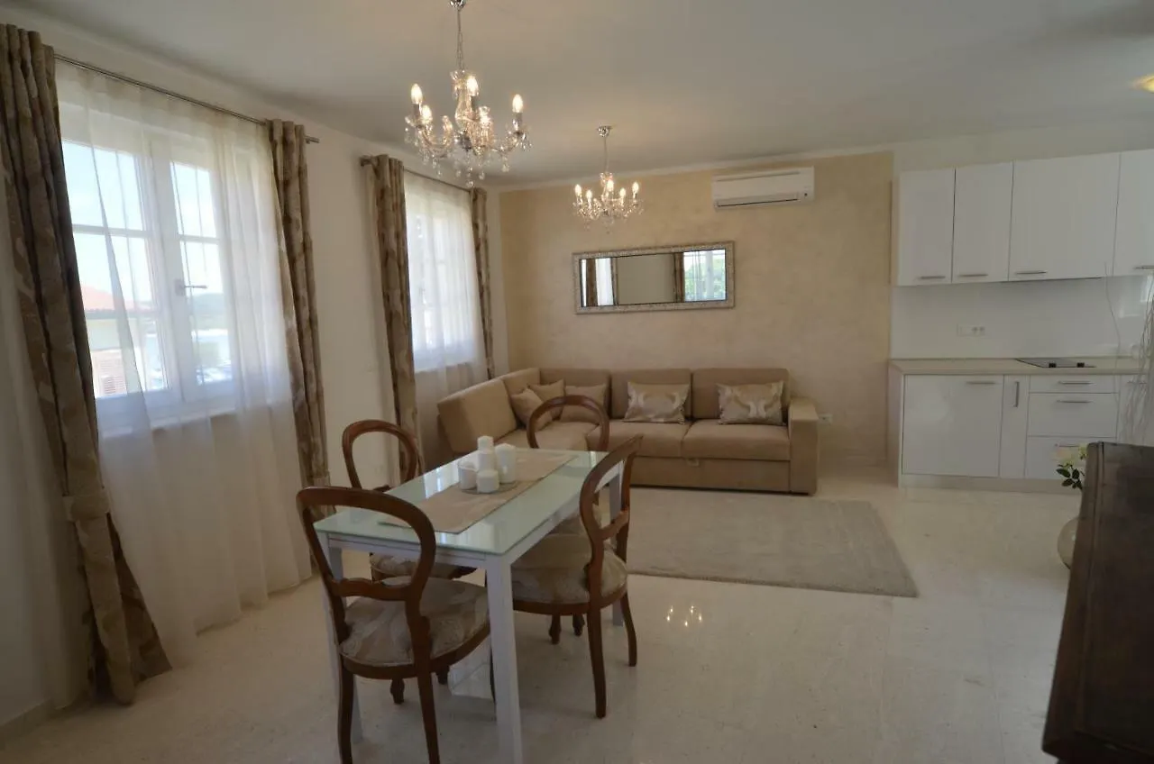 公寓 Holiday Home Dora 罗维尼